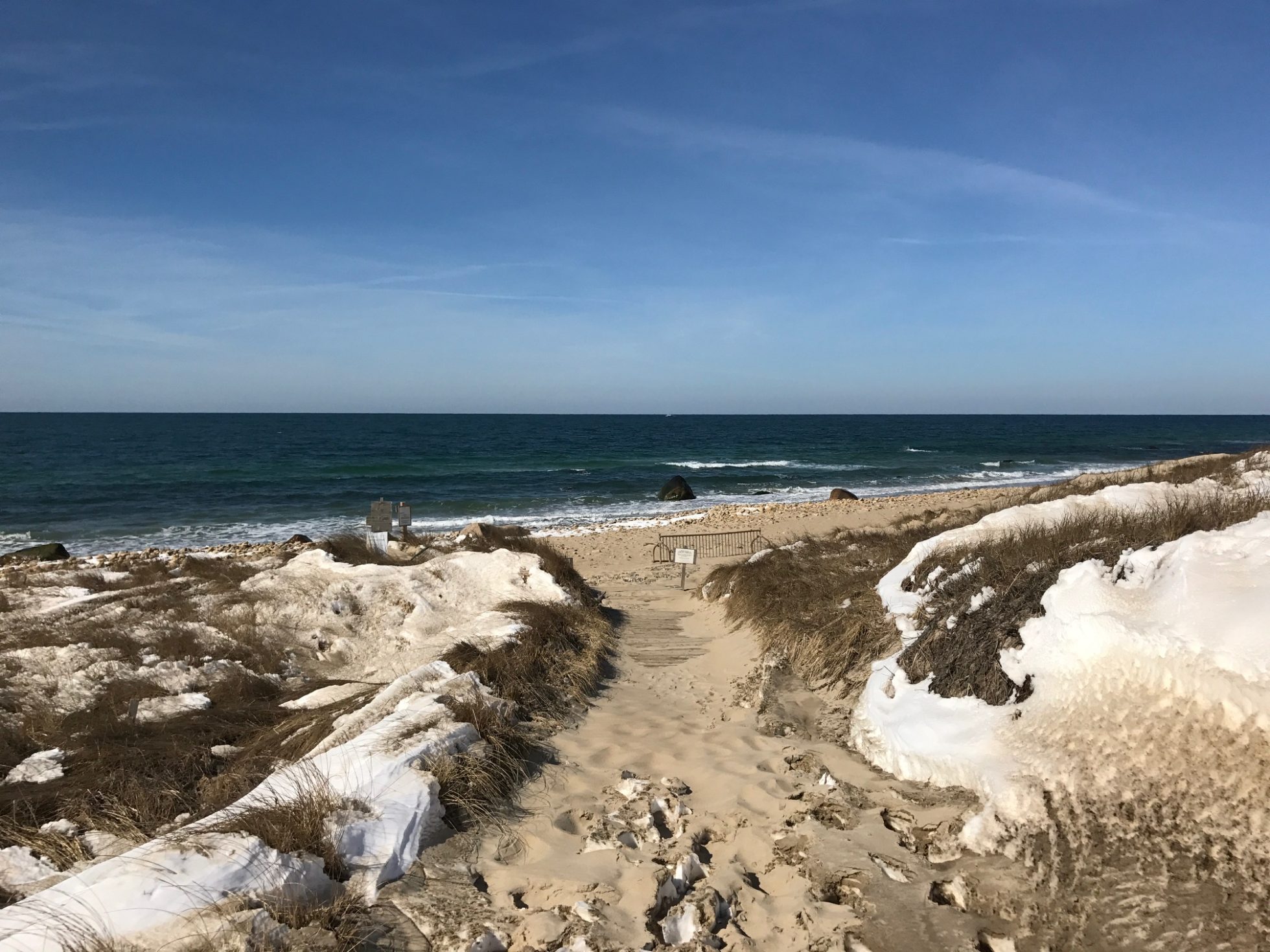 Marthas-vineyard-beach-with-snow 